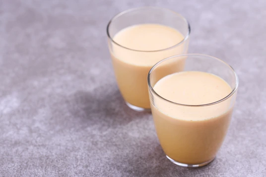 2 Gläser mit Schwarzkümmelmilch