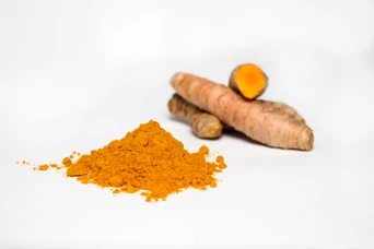Kurkumawurzel und Pulver