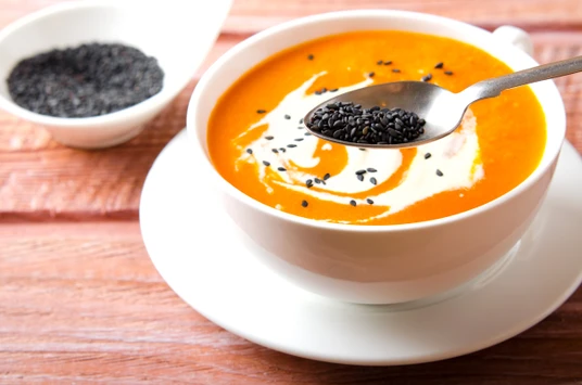 Kürbissuppe mit Schwarzkümmelsamen