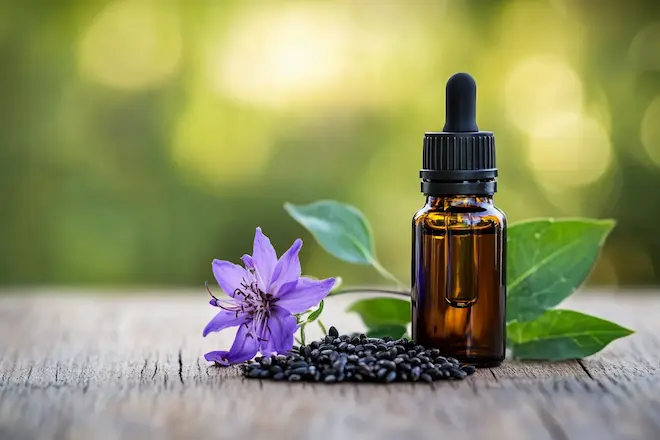 Schwarzkümmelöl mit Blüten